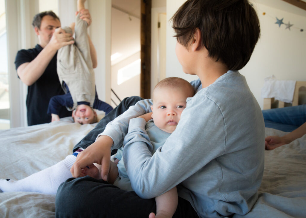 baby boy admist family chaos with older siblings and dad family home session sf bay area