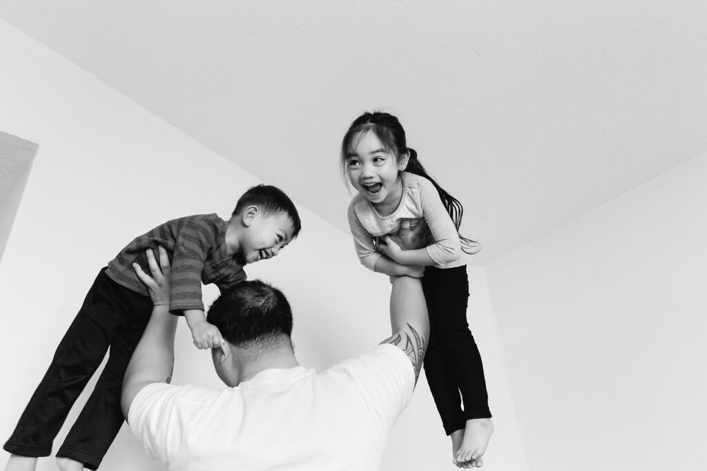 uncle heavy lifting niece and nephew home newborn session sf bay area