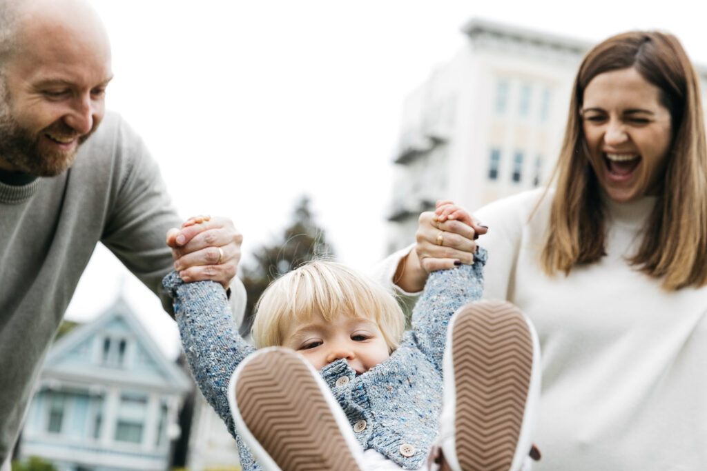 san-francisco-bay-area-family-photographer-carmen-dunham-photography-and-filmsIMG_4746 family of three having fun in alamo square park san francisco family session