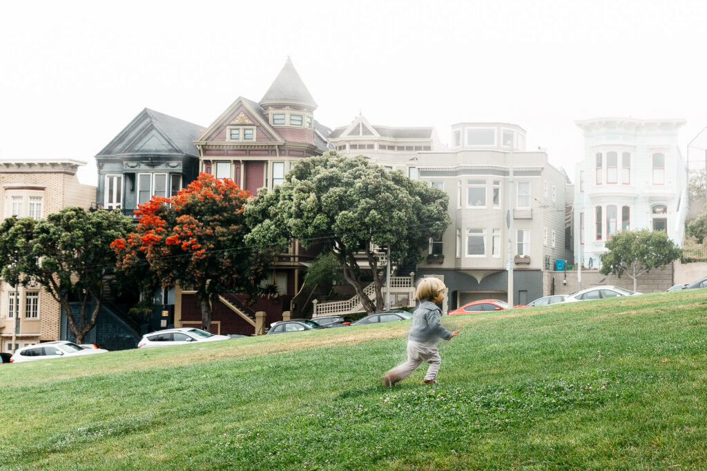san-francisco-bay-area-family-photographer-carmen-dunham-photography-and-filmsIMG_4895-1 boy running through alamo square park with fog and painted ladies, san francisco, family session