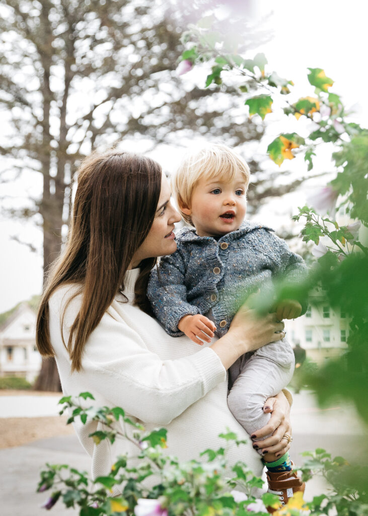 san-francisco-bay-area-family-photographer-carmen-dunham-photography-and-filmsIMG_4913 beautiful pregnant mother holding son in alamo square park san francisco