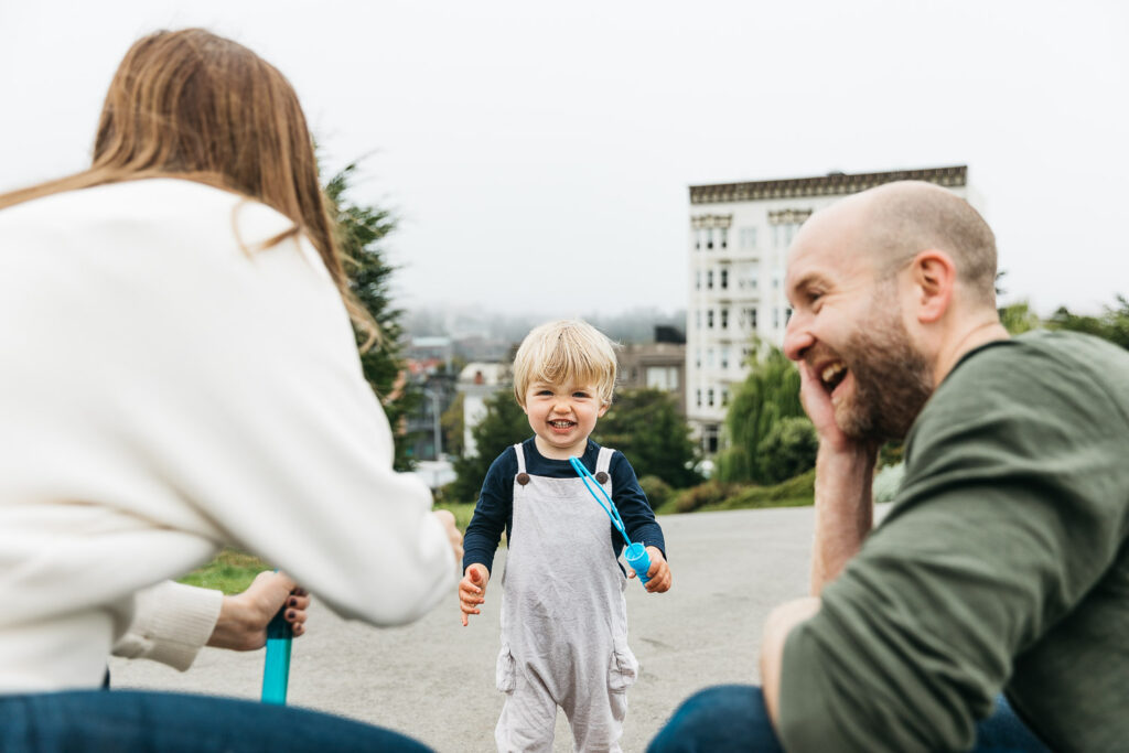 san-francisco-bay-area-family-photographer-carmen-dunham-photography-and-filmsIMG_5154 family having fun with bubbles in alamo square park san francisco