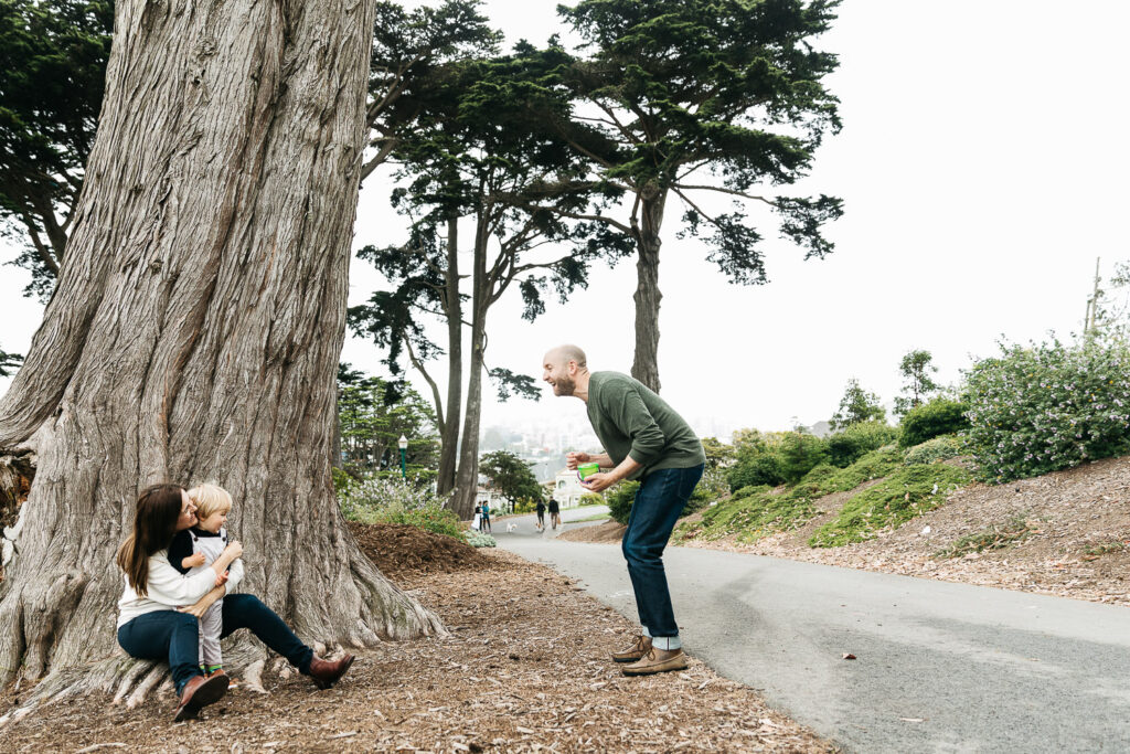 san-francisco-bay-area-family-photographer-carmen-dunham-photography-and-filmsIMG_5353 family having fun and being goofy in alamo square park san francisco