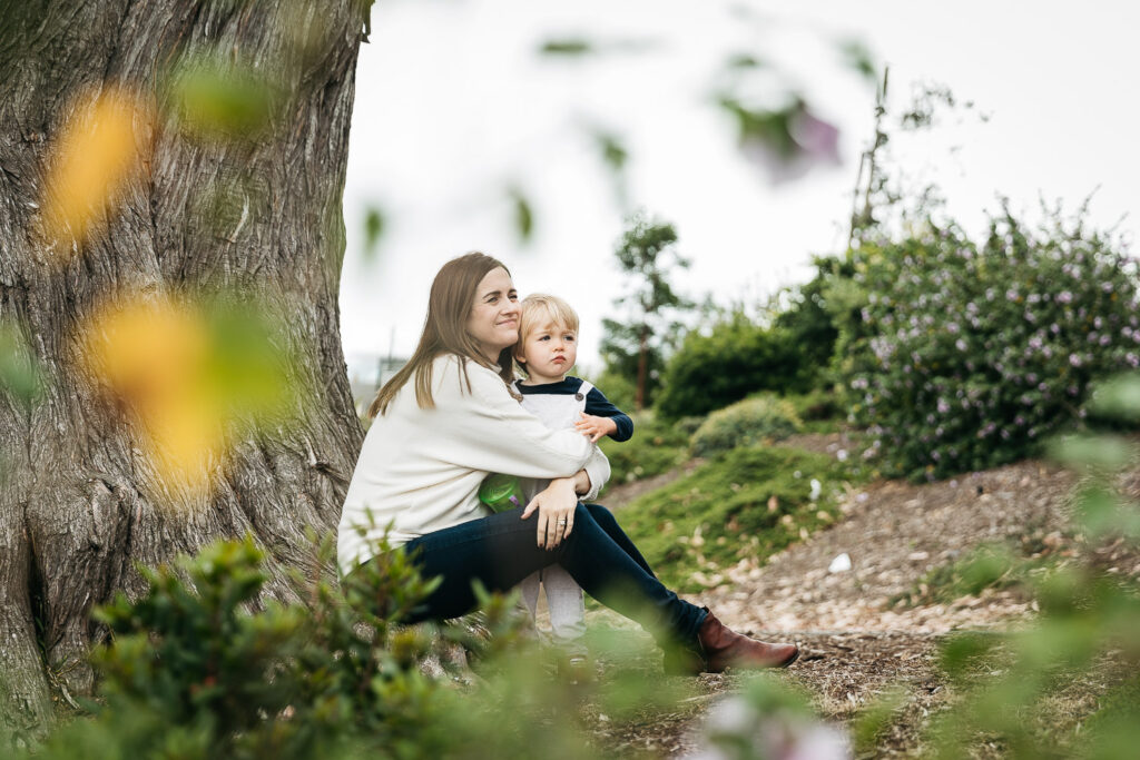 san-francisco-bay-area-family-photographer-carmen-dunham-photography-and-filmsIMG_5418 mom and son snuggling in alamo square san francisco