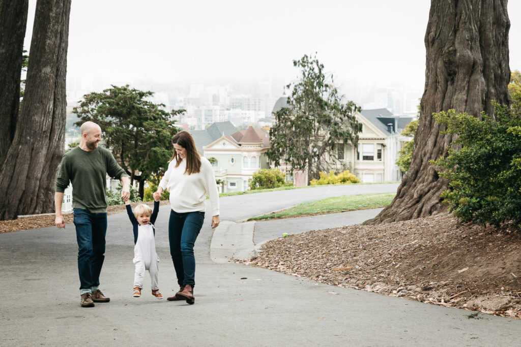 san-francisco-bay-area-family-photographer-carmen-dunham-photography-and-filmsIMG_5486 family laughing and having fun in alamo square with the painted ladies in the background san francisco family session