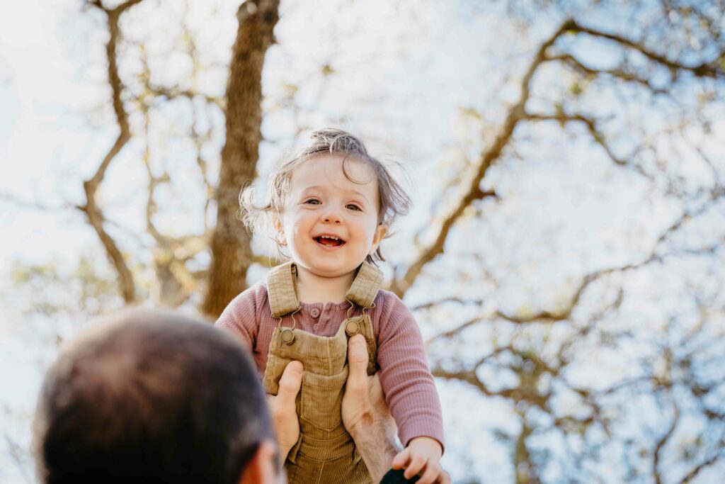 east-bay-family-photographer-IMG_0288-carmen-dunham-photography Father throwing young daughter in the air