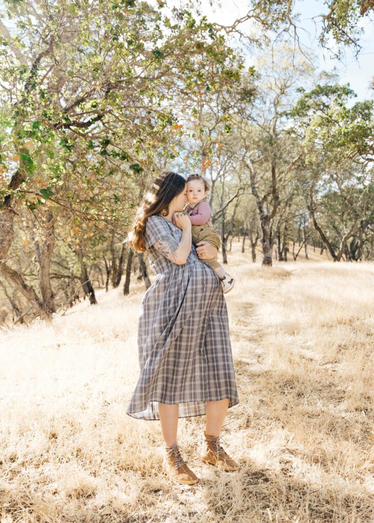 east-bay-family-photographer-IMG_0393-carmen-dunham-photography pregnant mother holding daughter in grassy meadow